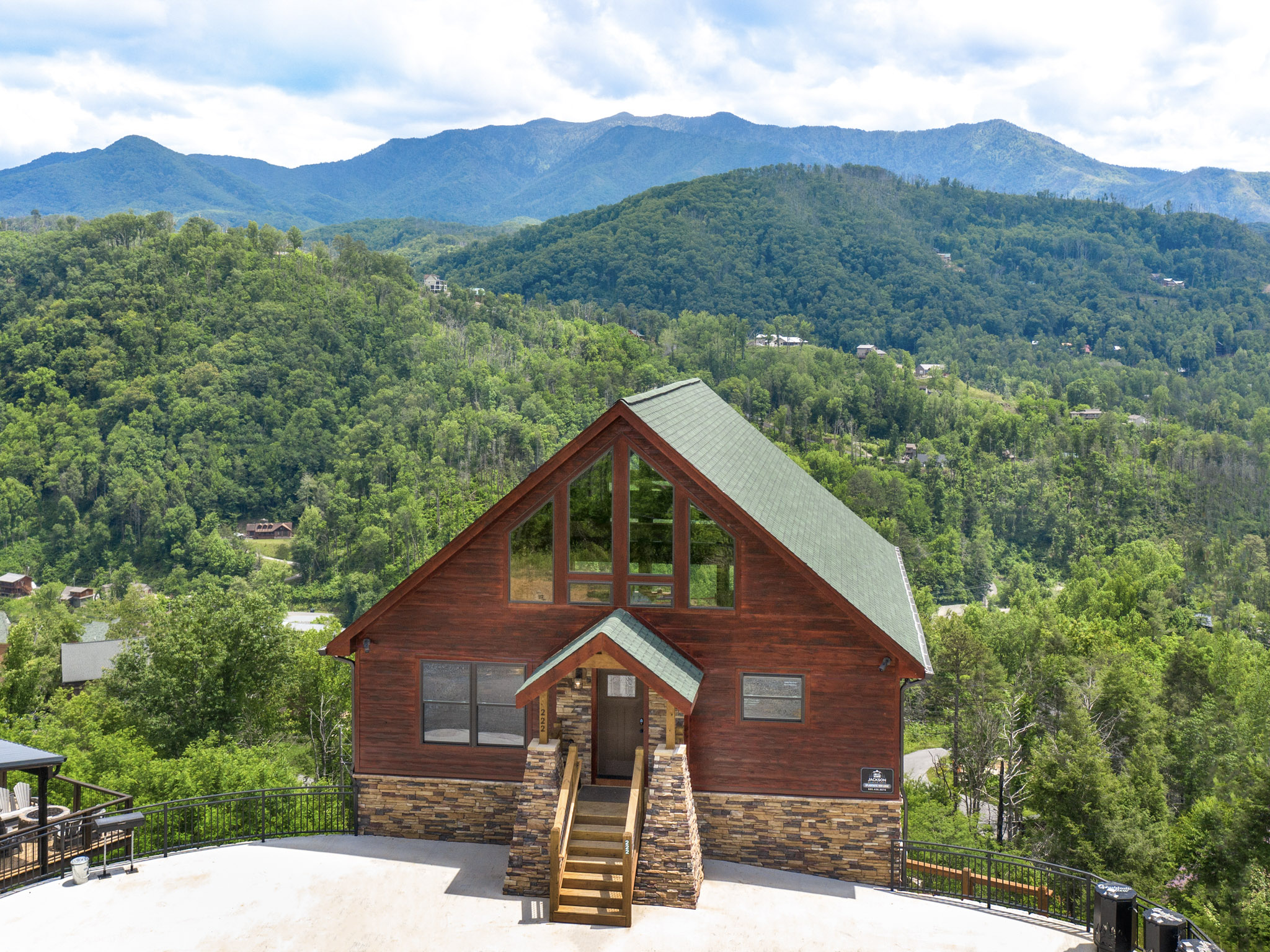 Photo of a Gatlinburg Cabin named Splashtastic View Lodge - This is the second photo in the set.